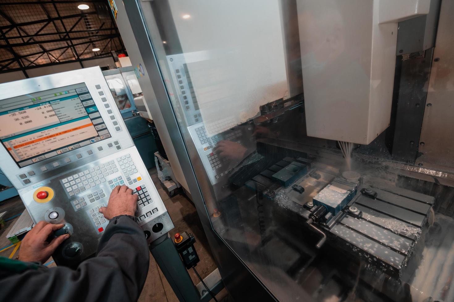 cierre la mano de un trabajador o un ingeniero introduciendo un programa en una máquina cnc moderna. el concepto de industria e ingeniería. foto