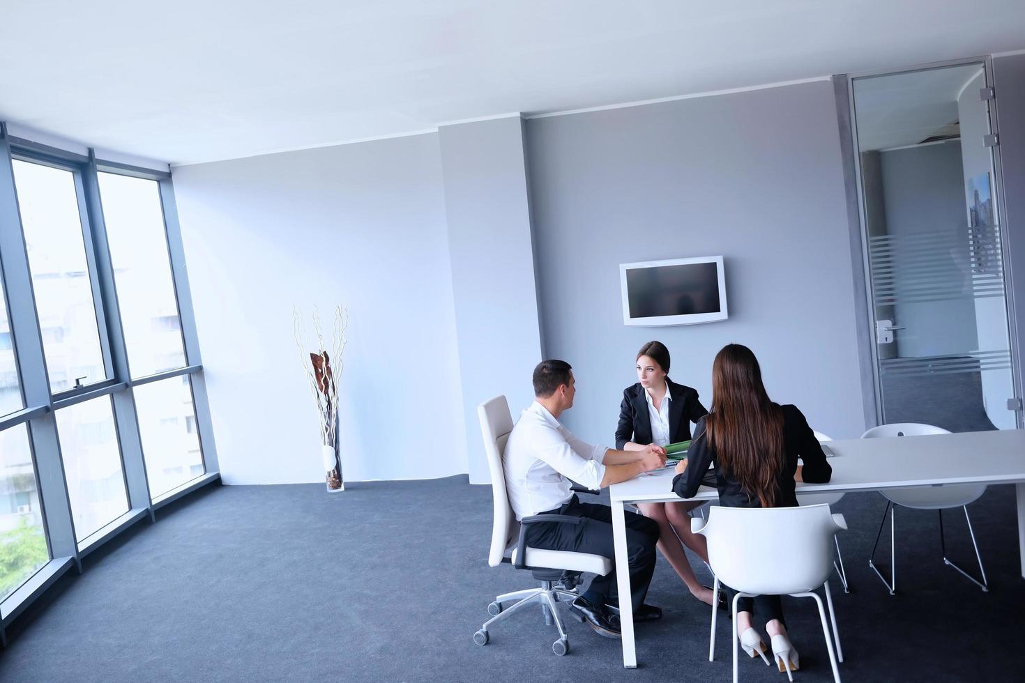 grupo de personas de negocios en una reunión en la oficina foto