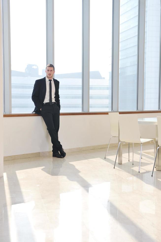 joven hombre de negocios solo en la sala de conferencias foto