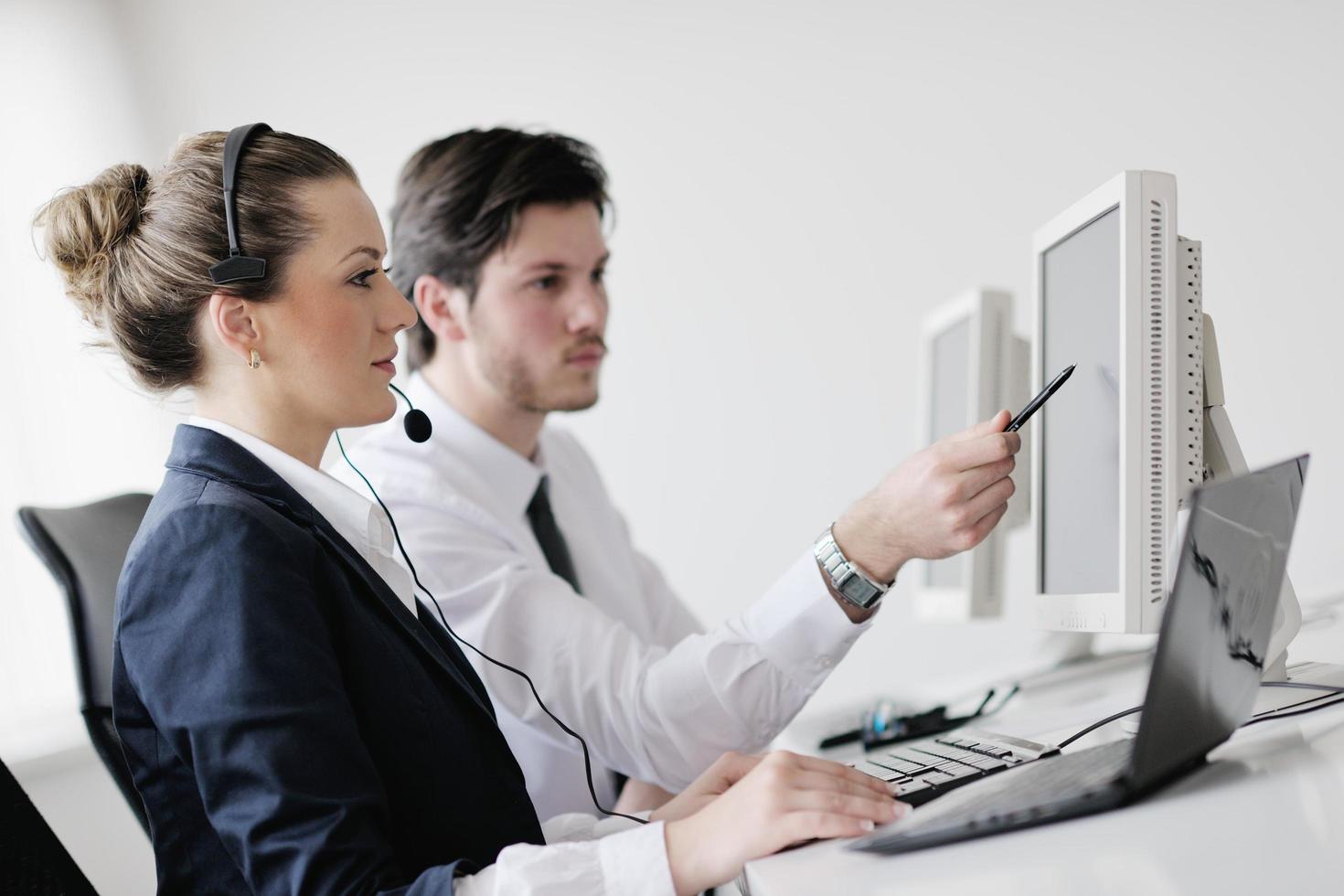 Grupo de personas de negocios trabajando en la oficina de atención al cliente y de ayuda foto