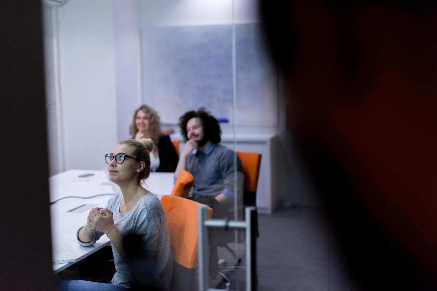 equipo de negocios de inicio en una reunión en el edificio de oficinas de la noche moderna foto