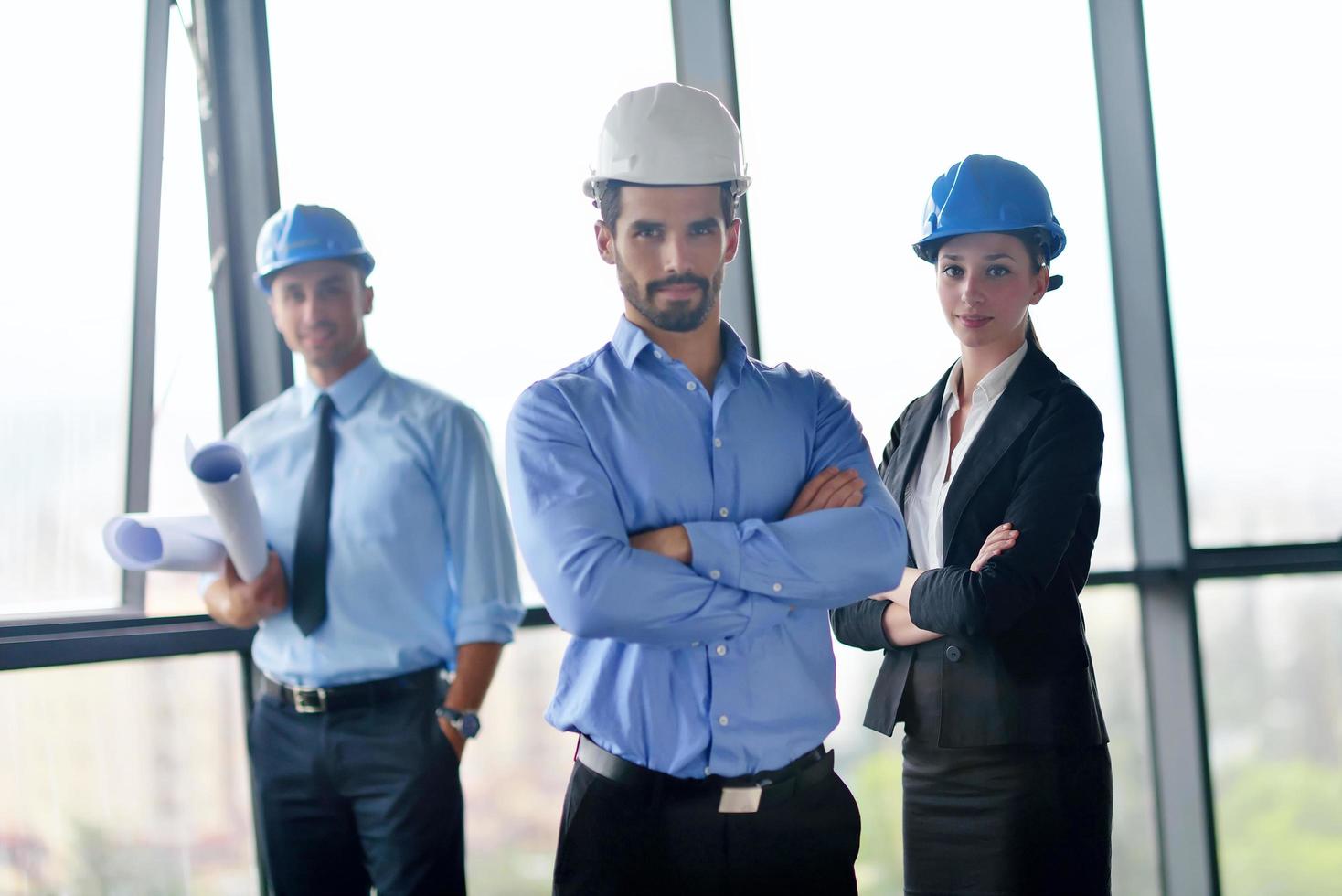 empresarios e ingenieros en reunión foto