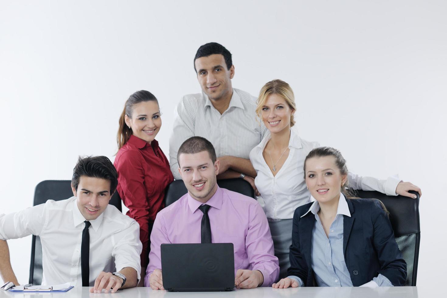 grupo de jóvenes empresarios en reunión foto