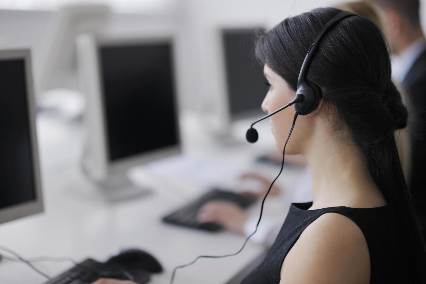 Grupo de personas de negocios trabajando en la oficina de atención al cliente y de ayuda foto