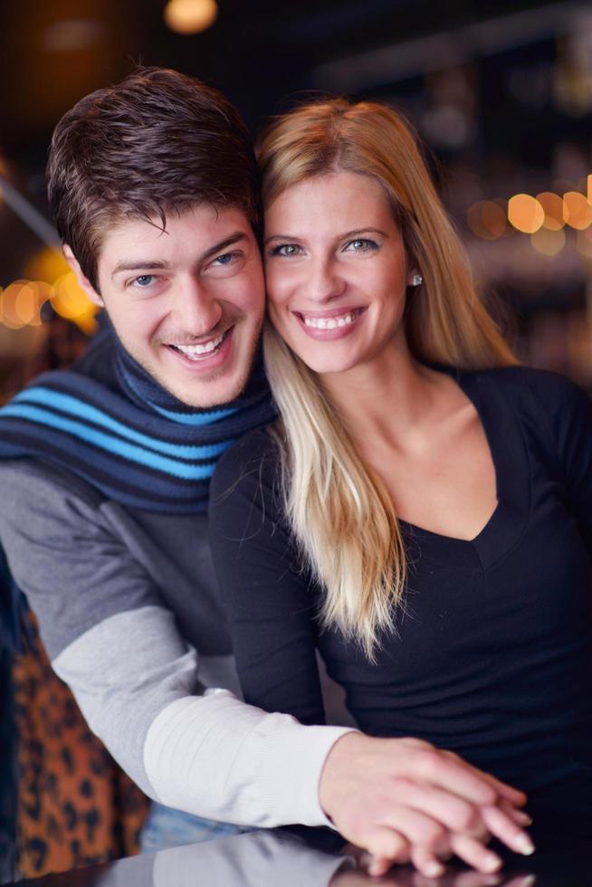 retrato de una joven pareja feliz foto