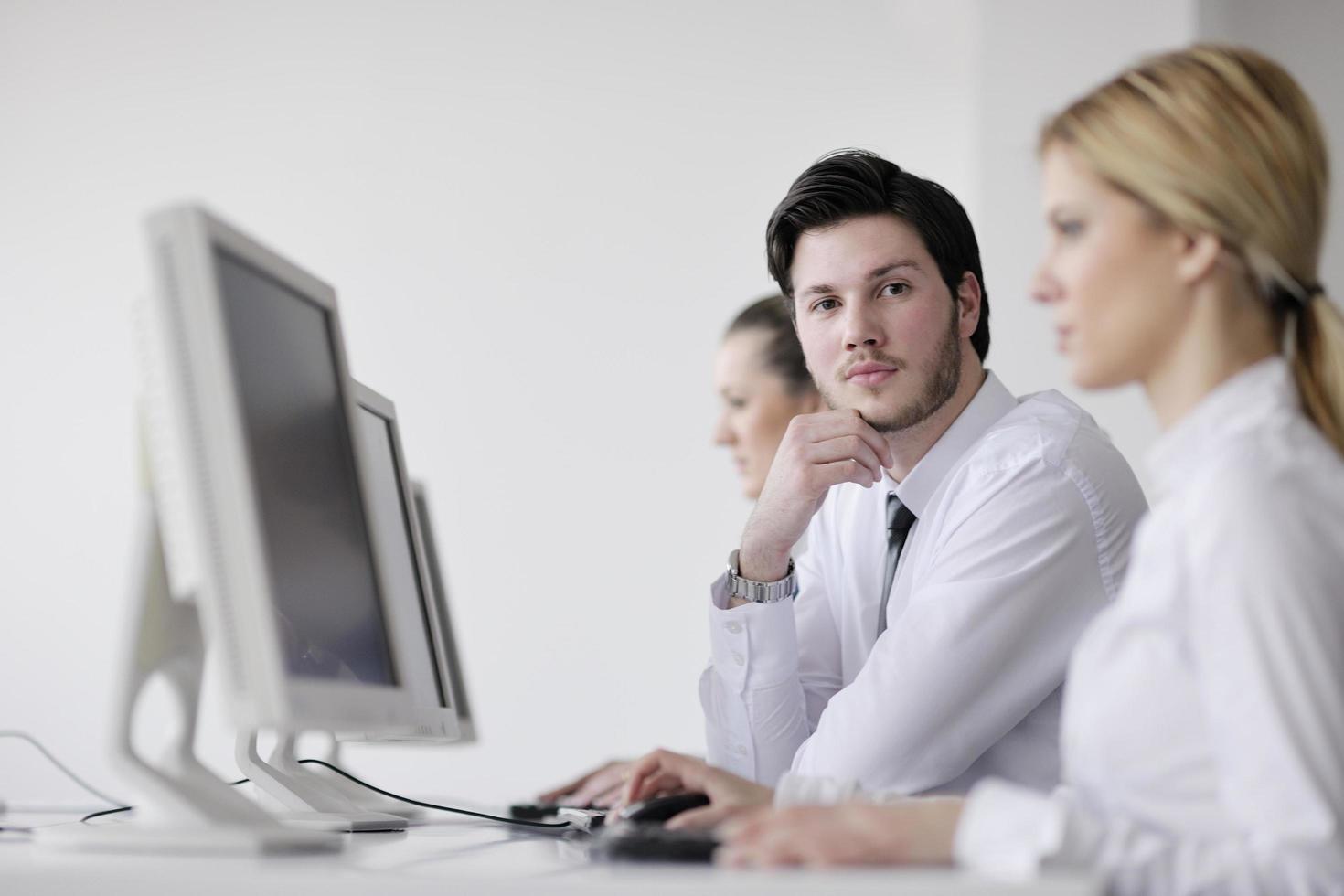 Grupo de personas de negocios trabajando en la oficina de atención al cliente y de ayuda foto