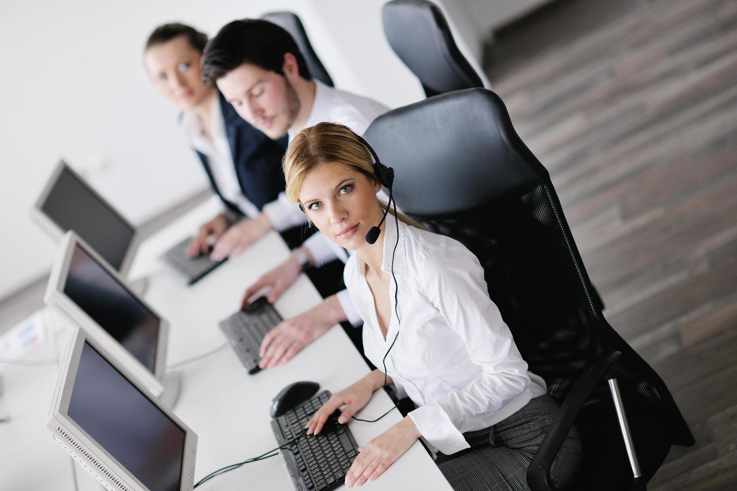 Grupo de personas de negocios trabajando en la oficina de atención al cliente y de ayuda foto