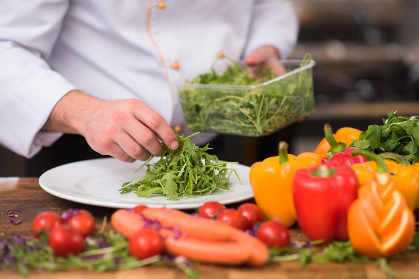 chef serving vegetable salad photo