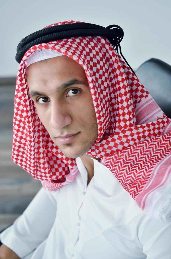 hombre de negocios árabe en una oficina brillante foto