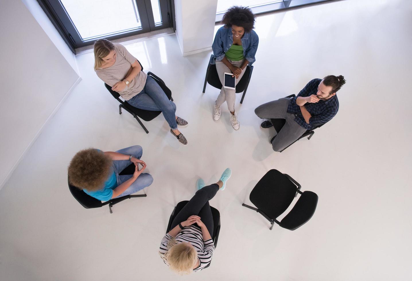 equipo de negocios multiétnico de inicio en la vista superior de la reunión foto