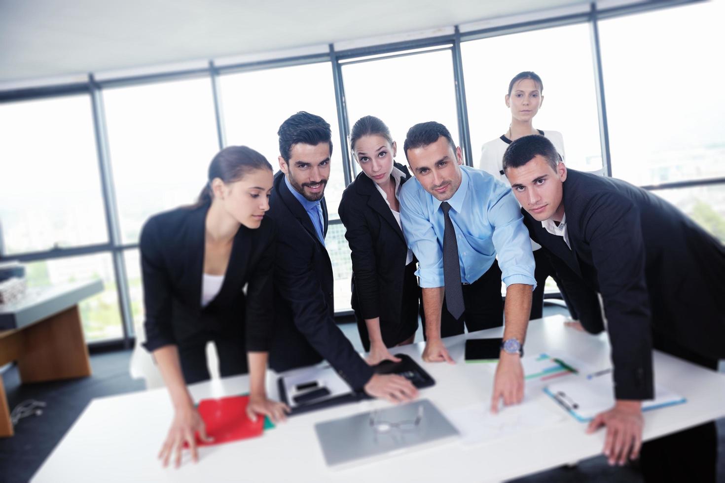 empresarios en una reunión en la oficina foto