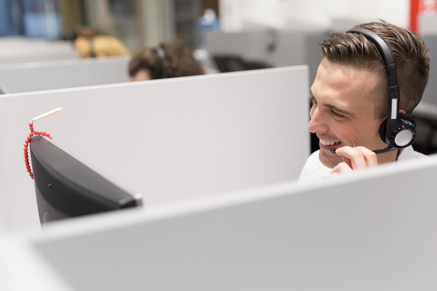 operador masculino del centro de llamadas haciendo su trabajo foto