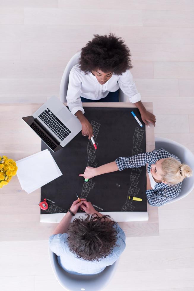 vista superior del equipo de negocios multiétnico de inicio en la reunión foto