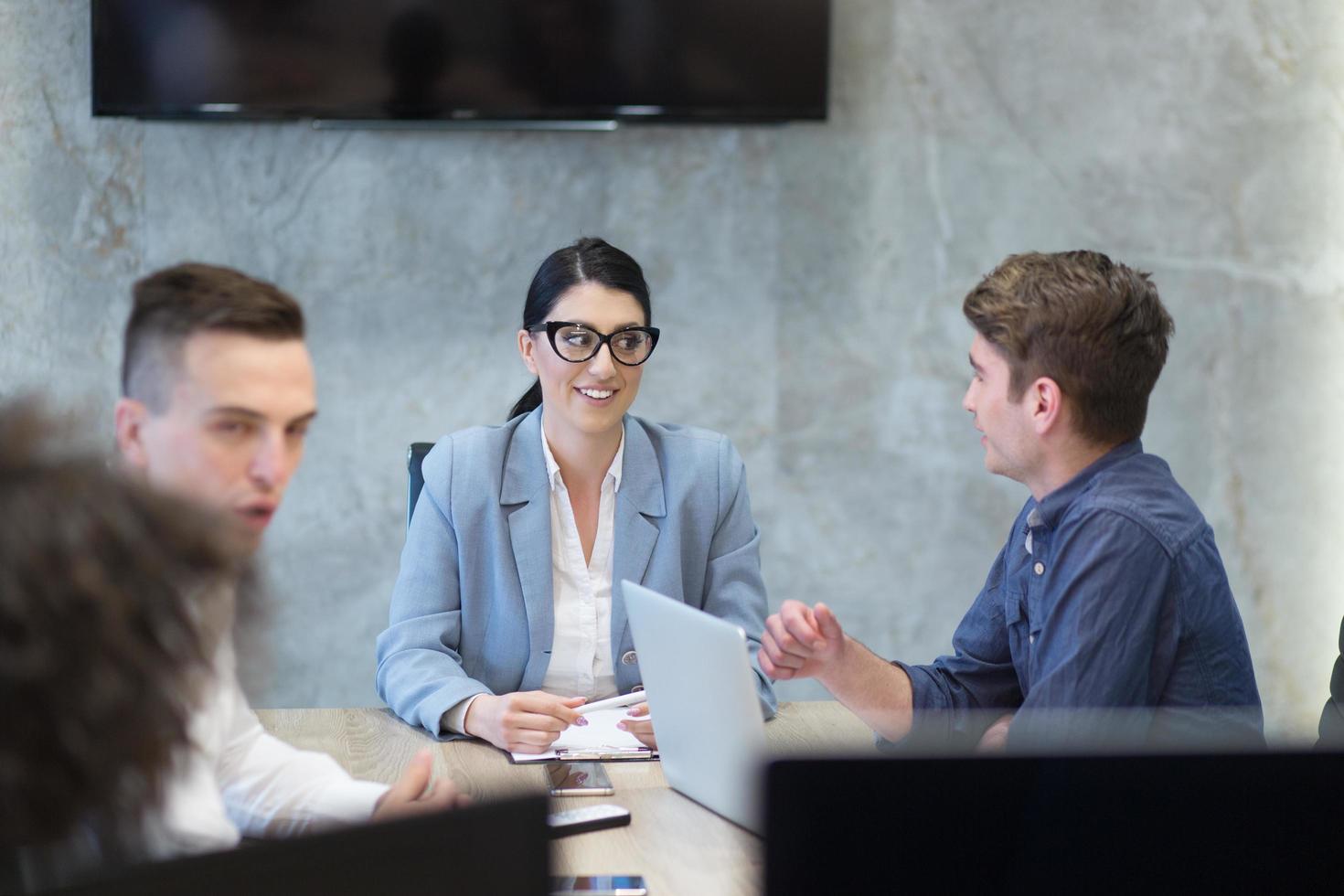 equipo de negocios de inicio en una reunión en un edificio de oficinas moderno foto