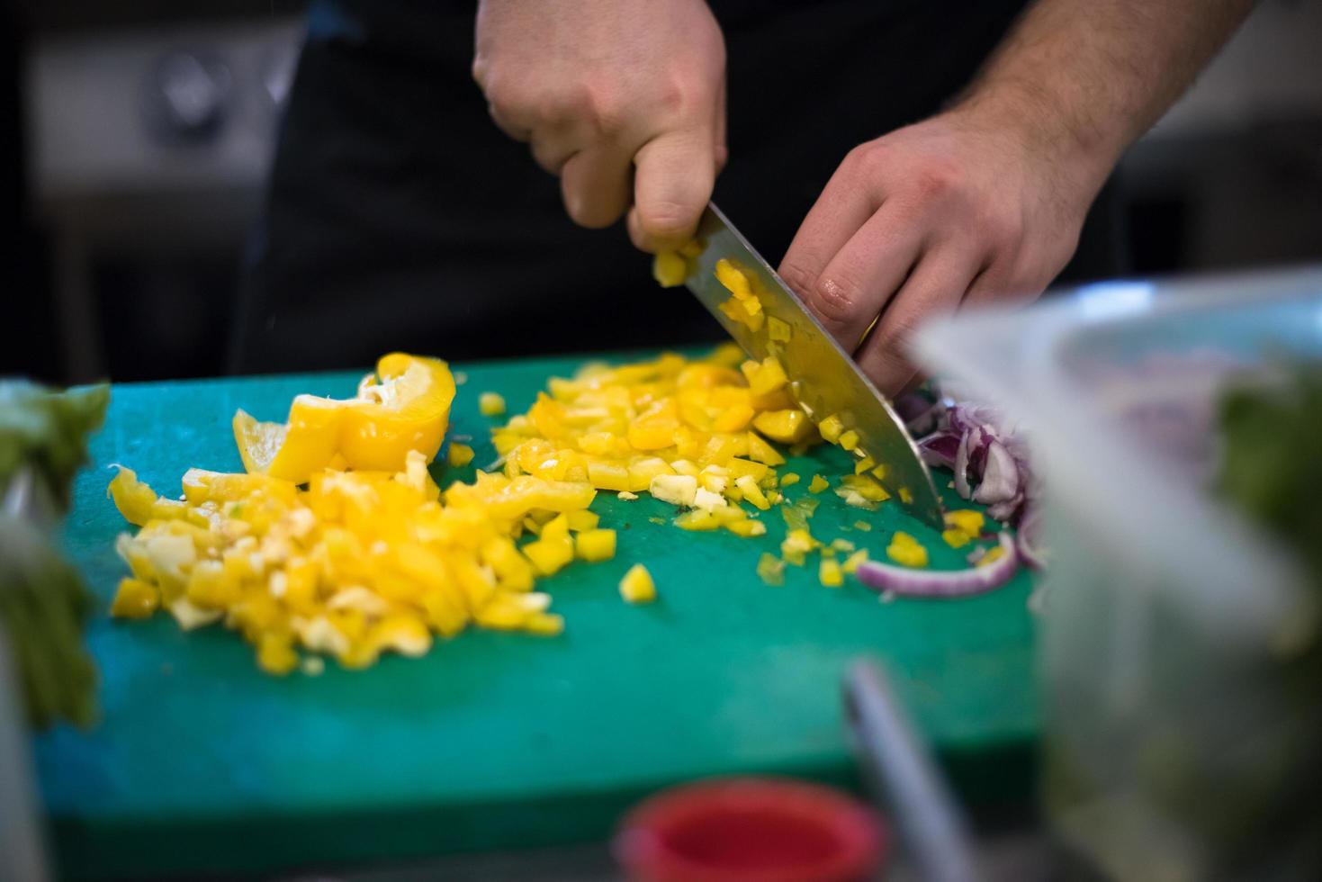 chef manos cortando verduras frescas y deliciosas foto