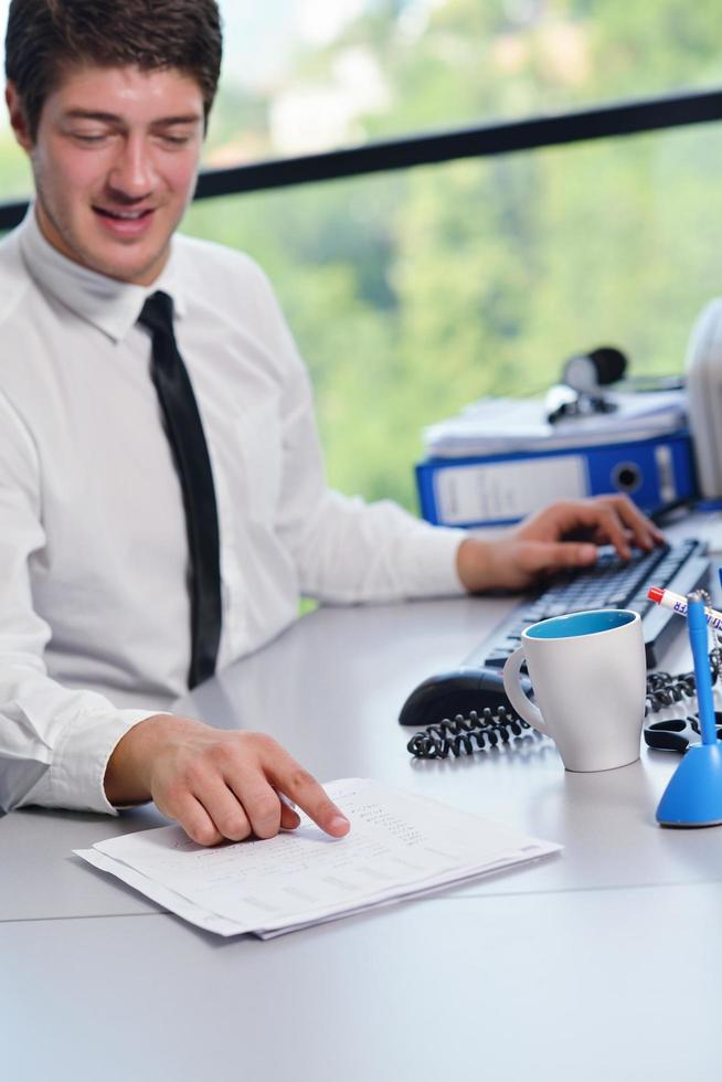 feliz joven hombre de negocios en la oficina foto