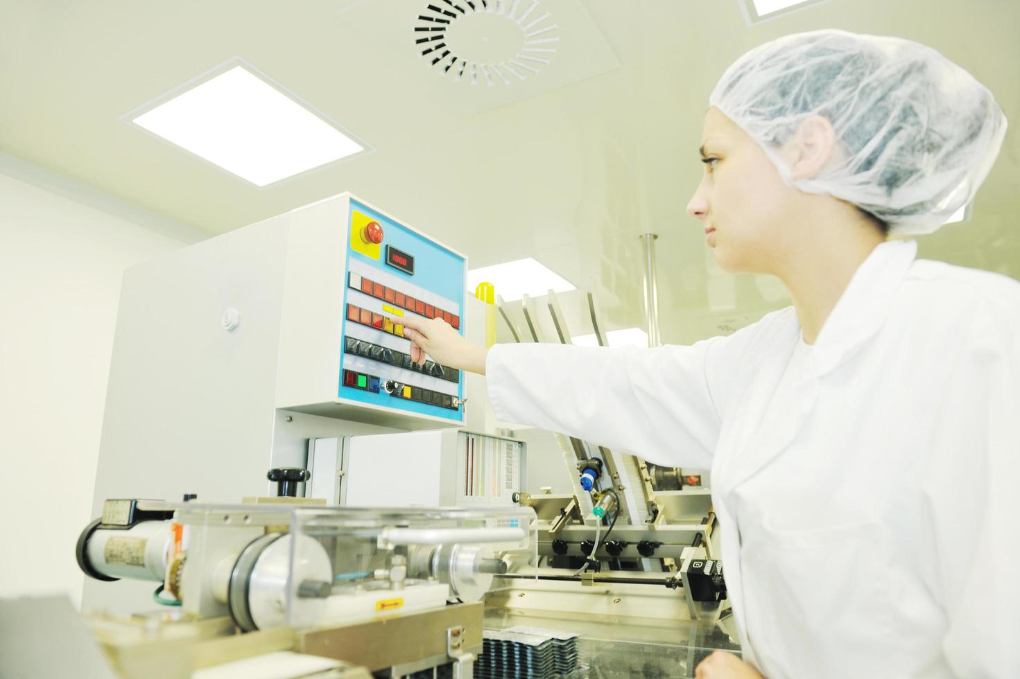 mujer trabajadora en empresa de farmacia foto