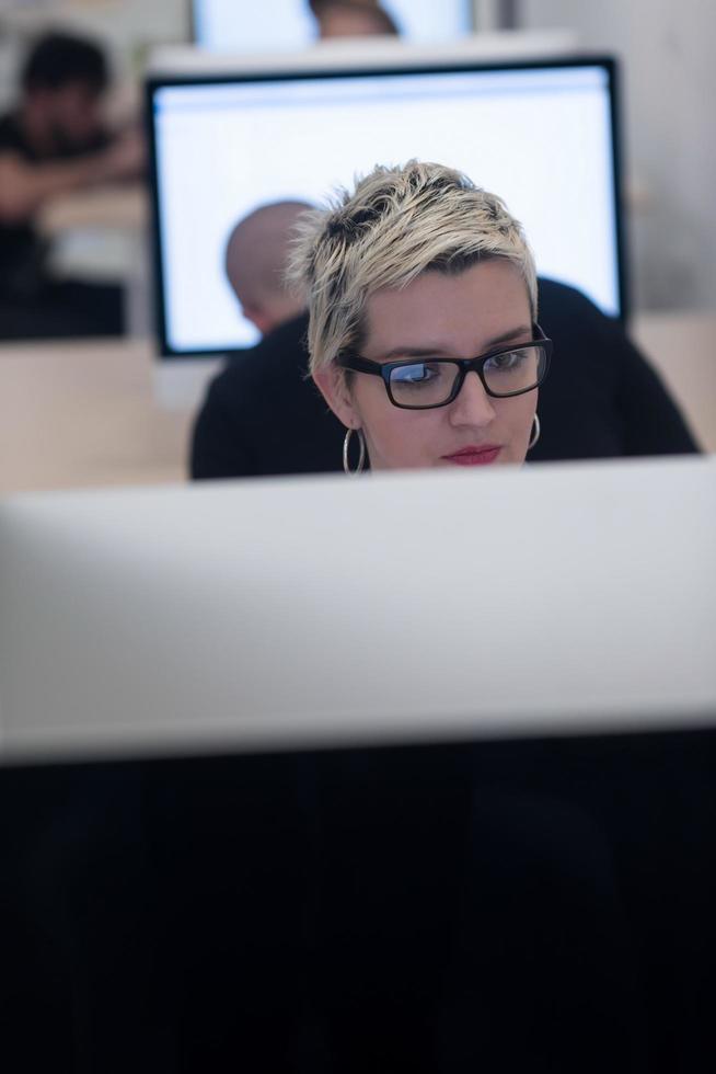 negocio de inicio, mujer que trabaja en una computadora de escritorio foto