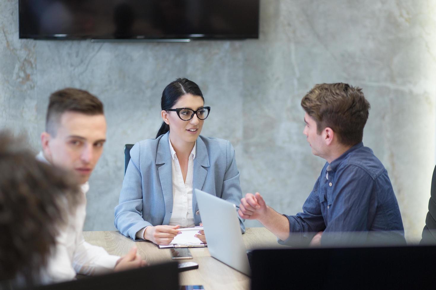 equipo de negocios de inicio en una reunión en un edificio de oficinas moderno foto