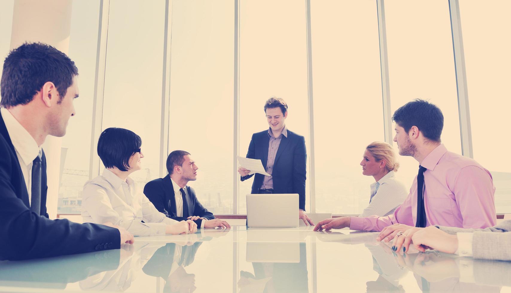 empresarios en reunión foto