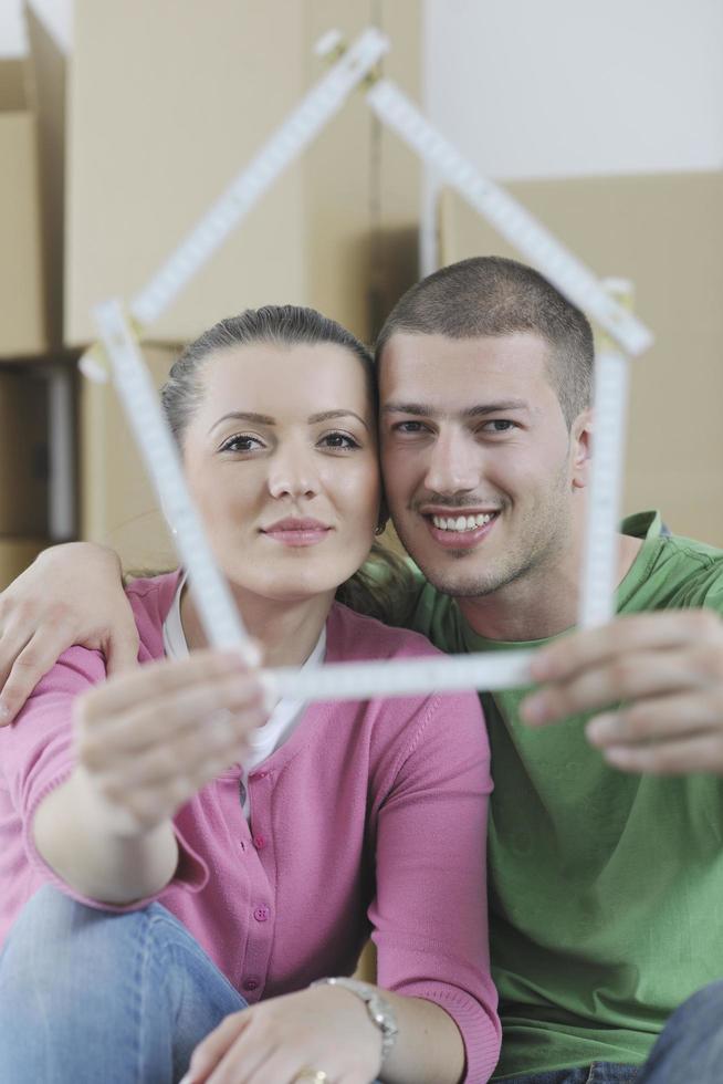 pareja joven mudándose a un nuevo hogar foto