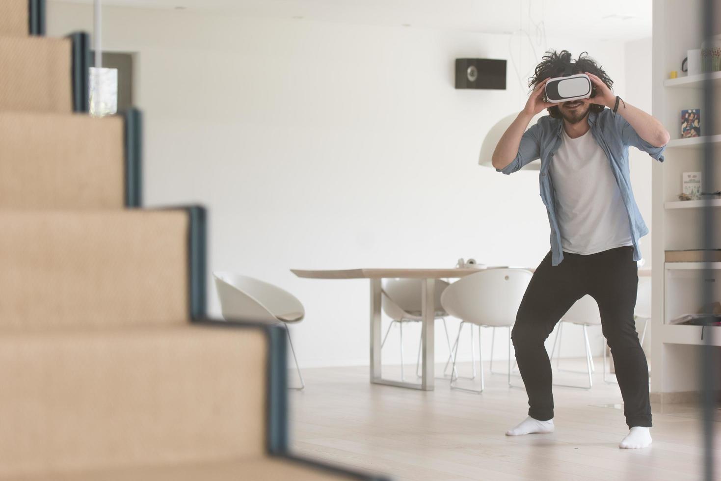 hombre usando gafas vr-headset de realidad virtual foto