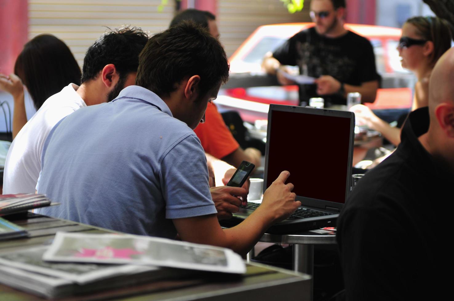 foto de un apuesto hombre de negocios en el ocio con una laptop