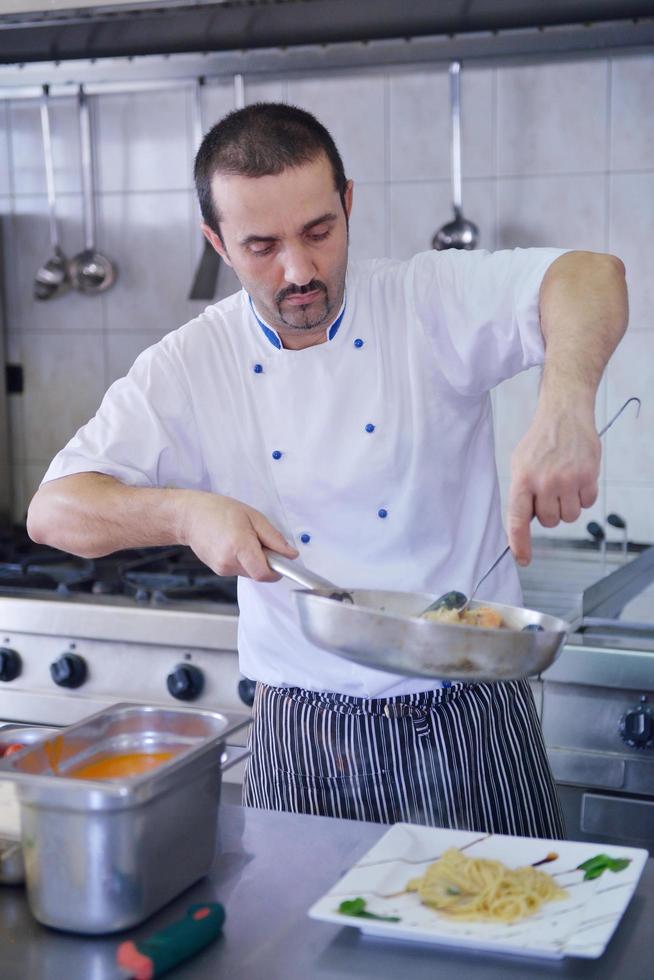 chef preparando comida foto