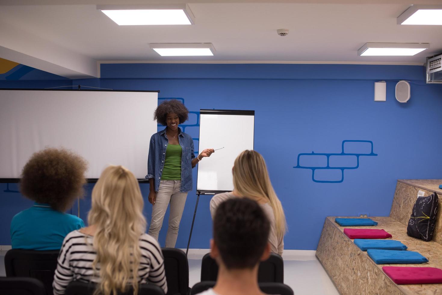 concepto de reunión de negocios corporativos de seminario de orador de mujer negra foto