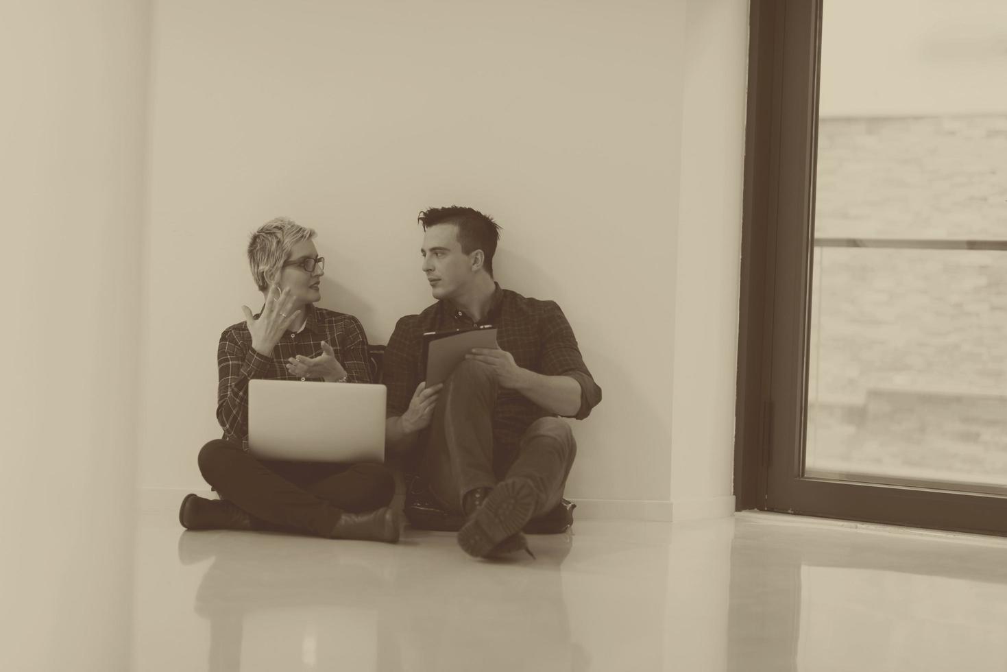 negocio de inicio, pareja trabajando en una computadora portátil en la oficina foto