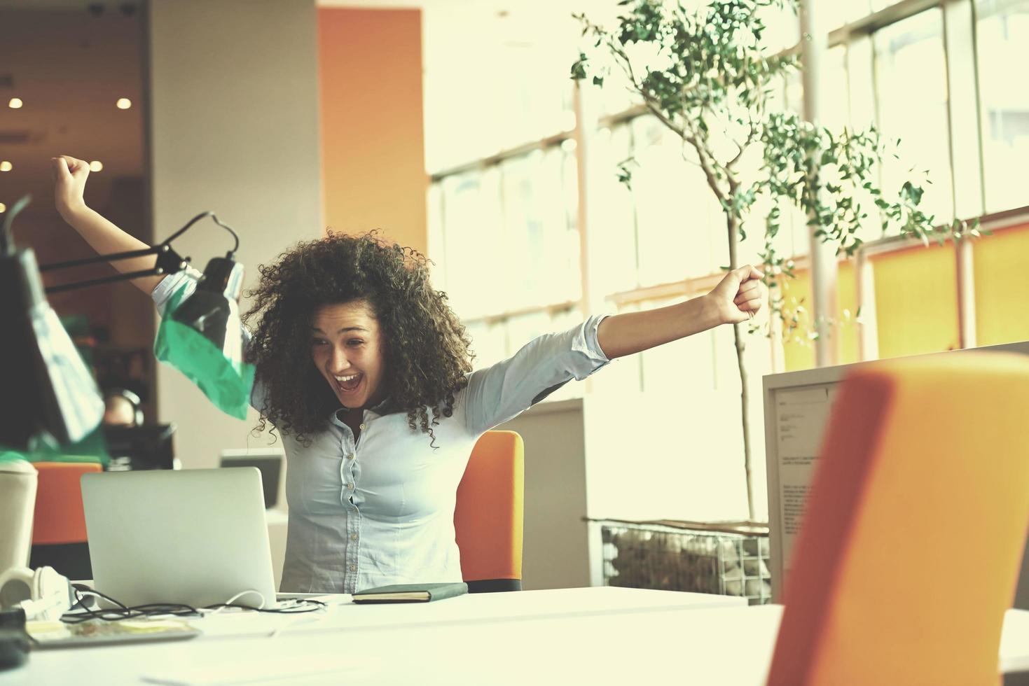 joven mujer de negocios en la oficina foto