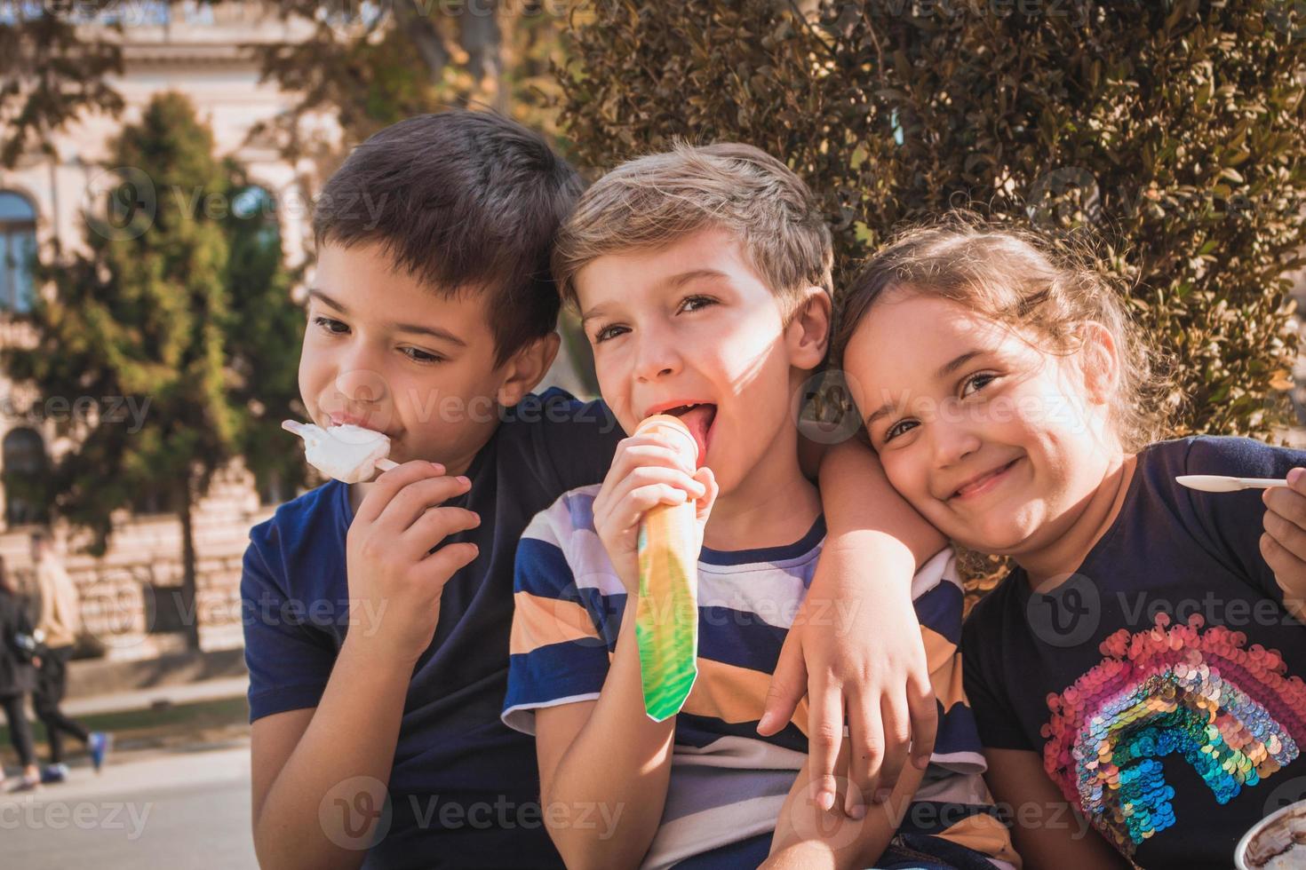 retrato de niños felices comiendo helado. foto