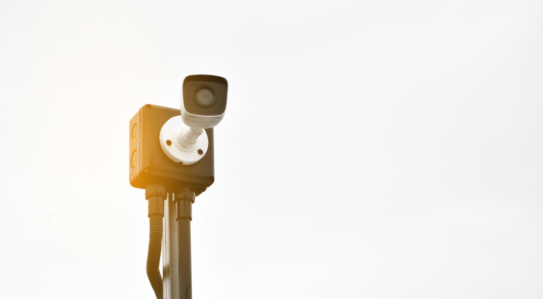 mini cámara ip cctv instalada en un poste de madera para hacer la seguridad en lugar de ser humano mediante el monitoreo a través del teléfono móvil, enfoque suave y selectivo. foto