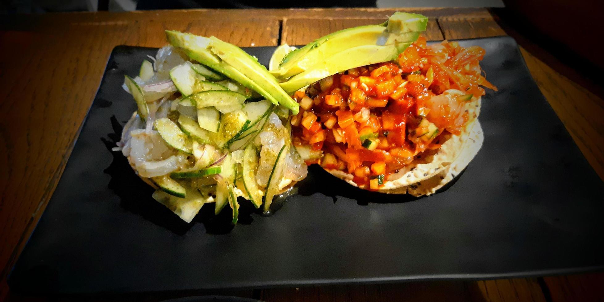 tostadas de camarones al aguachile foto