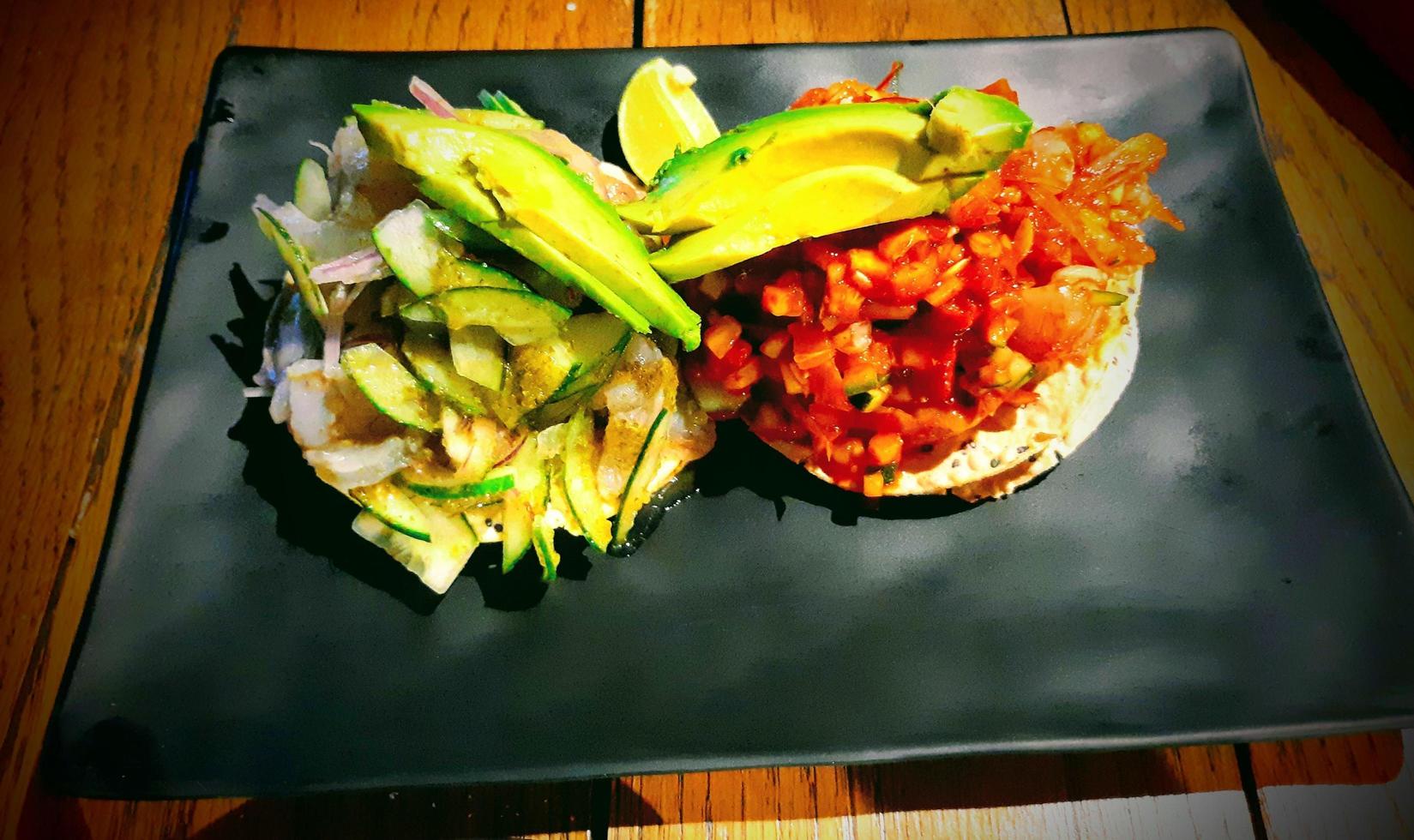 tostadas de camarones al aguachile foto