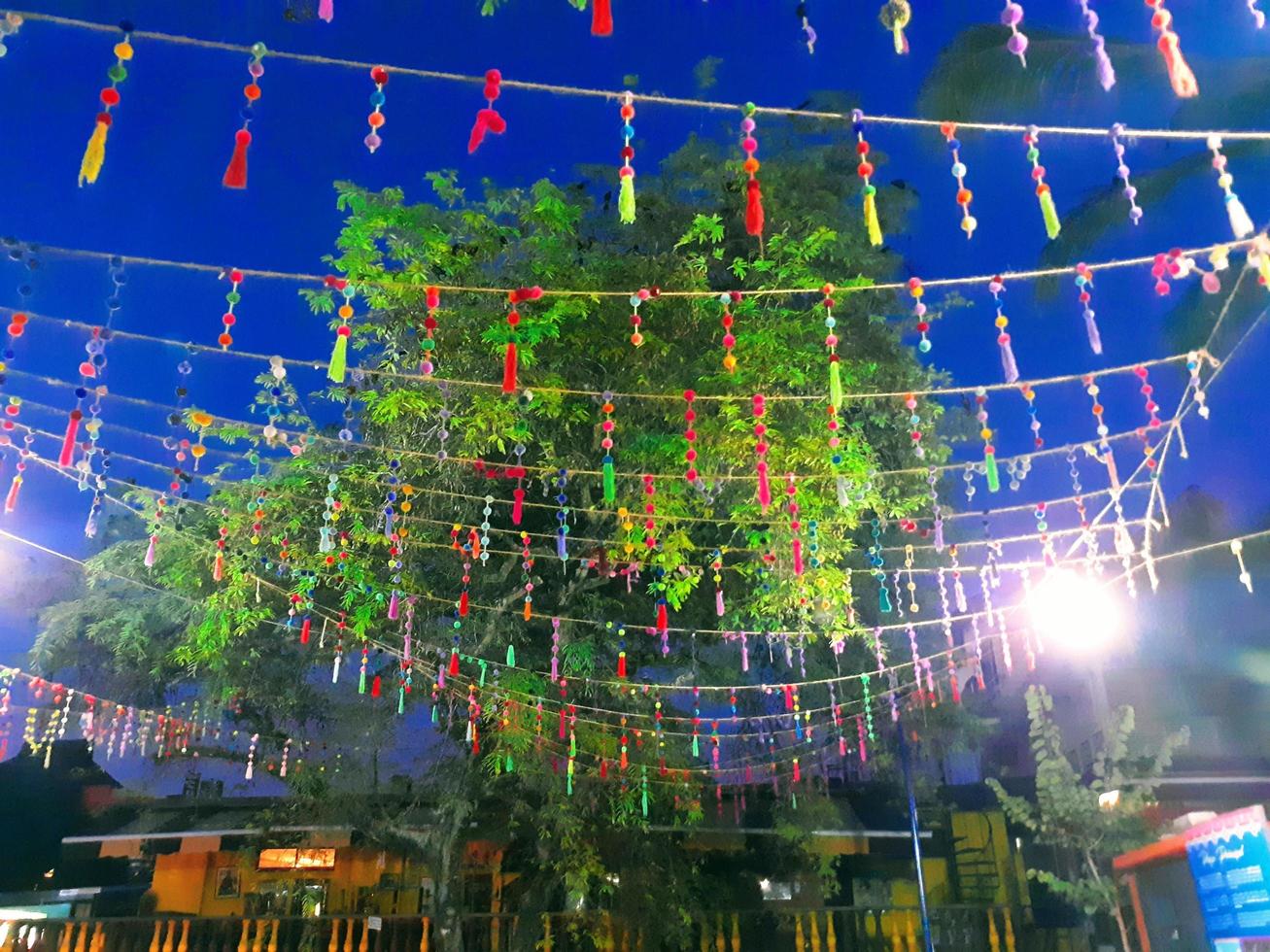 cielo nocturno de sayulita con pancartas mexicanas foto