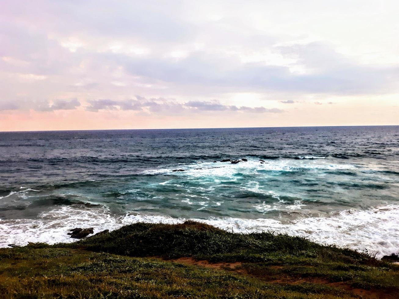 escena del océano en las rocas foto