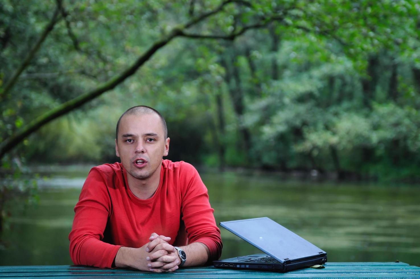 joven empresario trabajando al aire libre en la computadora portátil foto