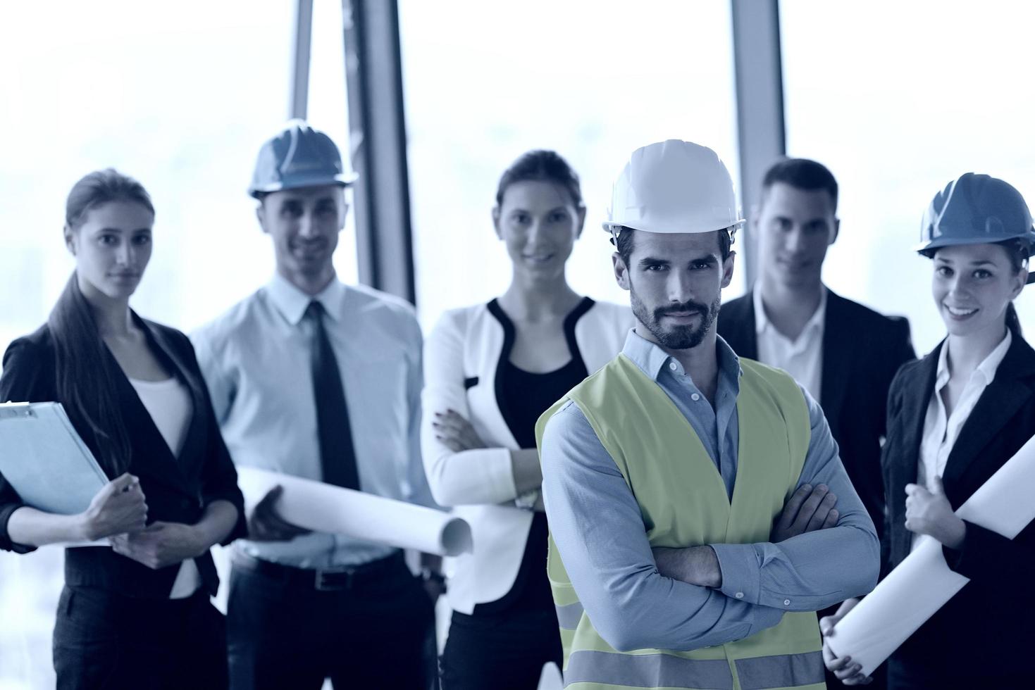 empresarios e ingenieros de construcción en reunión foto