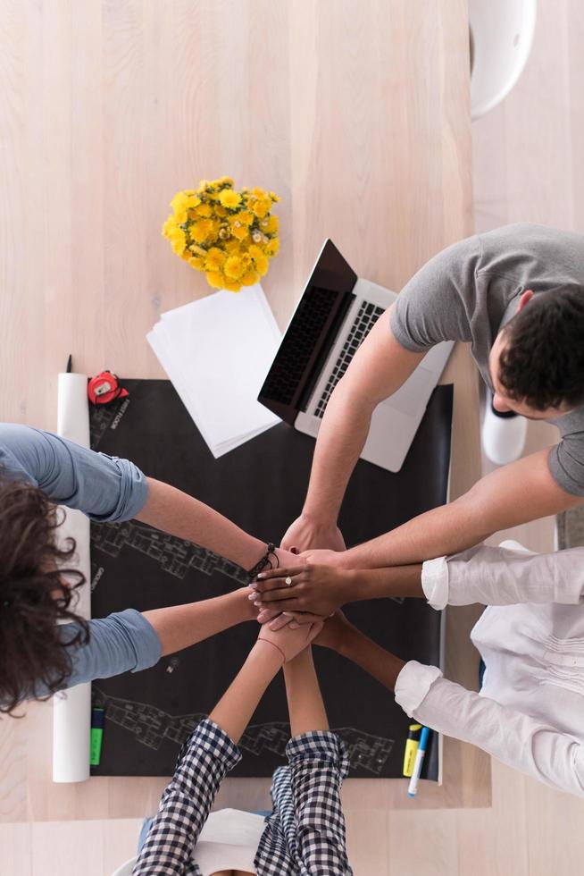 vista superior del equipo de negocios multiétnico de inicio en la reunión foto