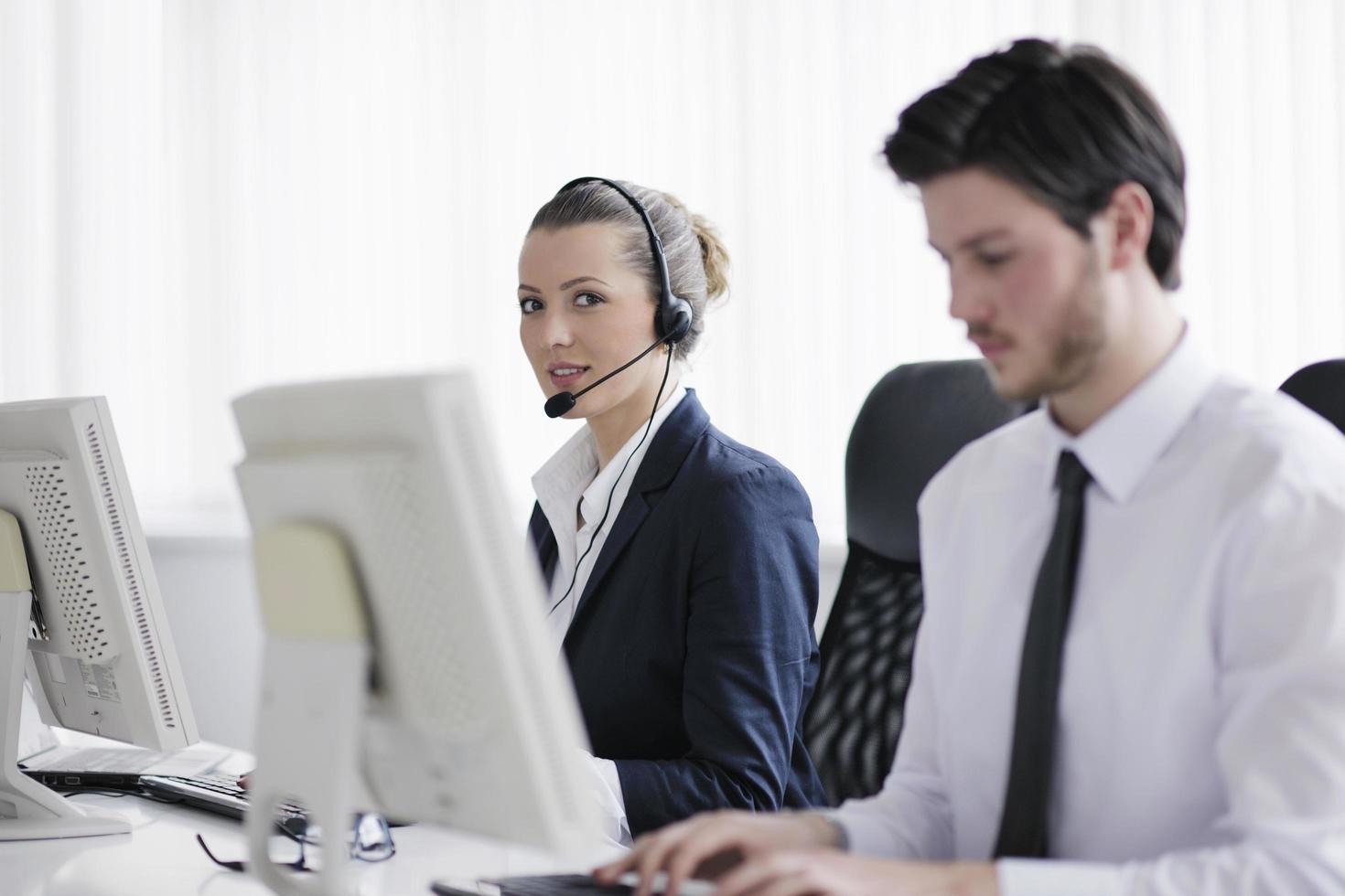 Grupo de personas de negocios trabajando en la oficina de atención al cliente y de ayuda foto