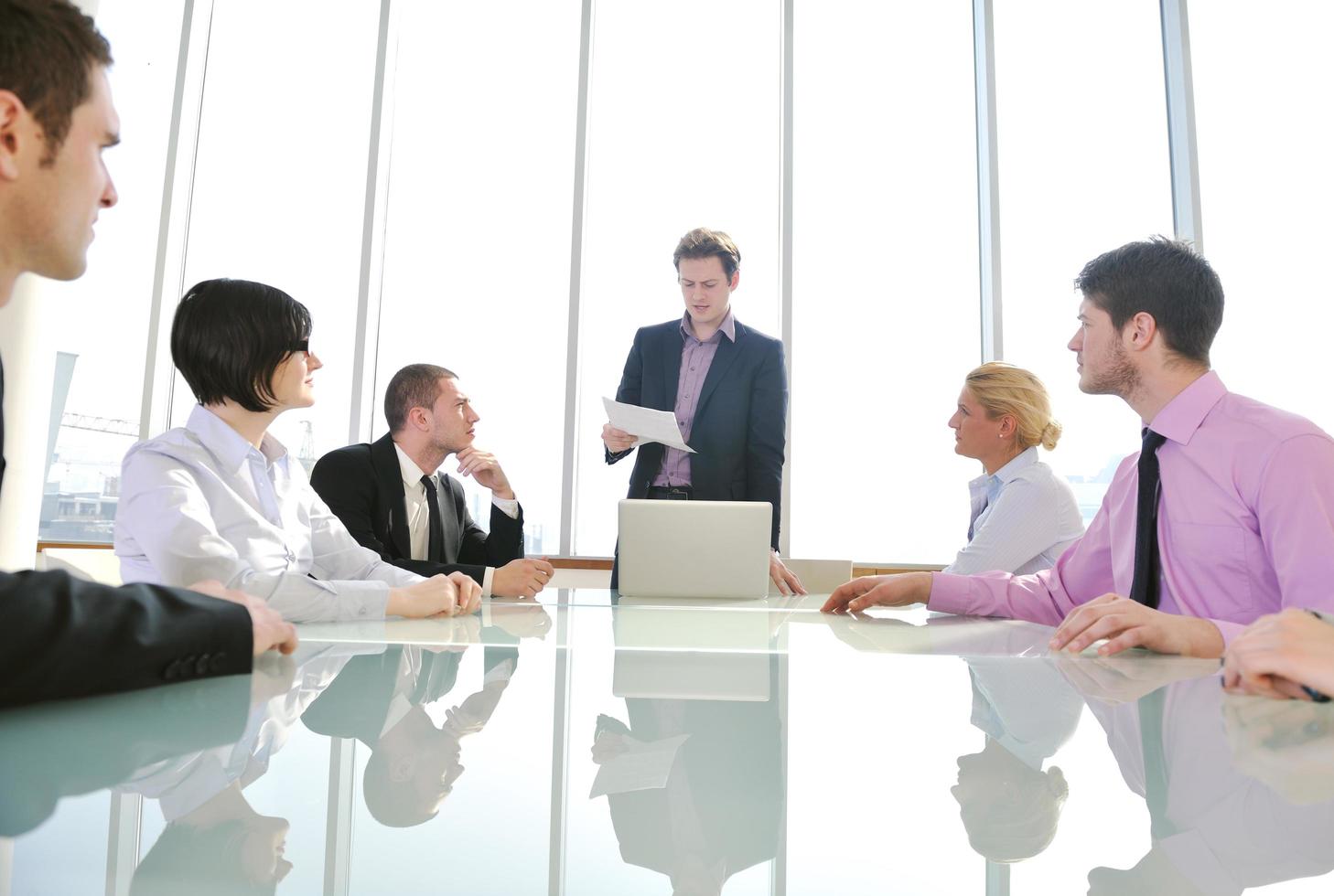 grupo de empresarios en reunión foto