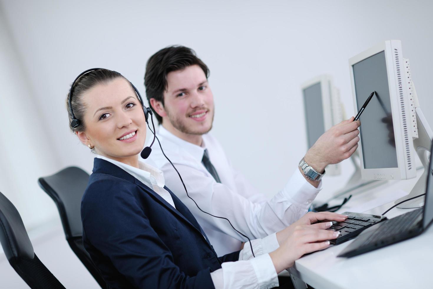 grupo de personas de negocios que trabajan en la oficina de atención al cliente y asistencia técnica foto