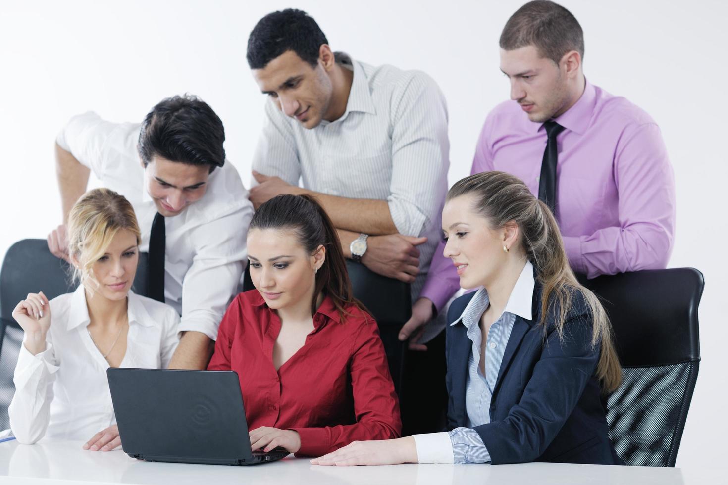 grupo de jóvenes empresarios en reunión foto