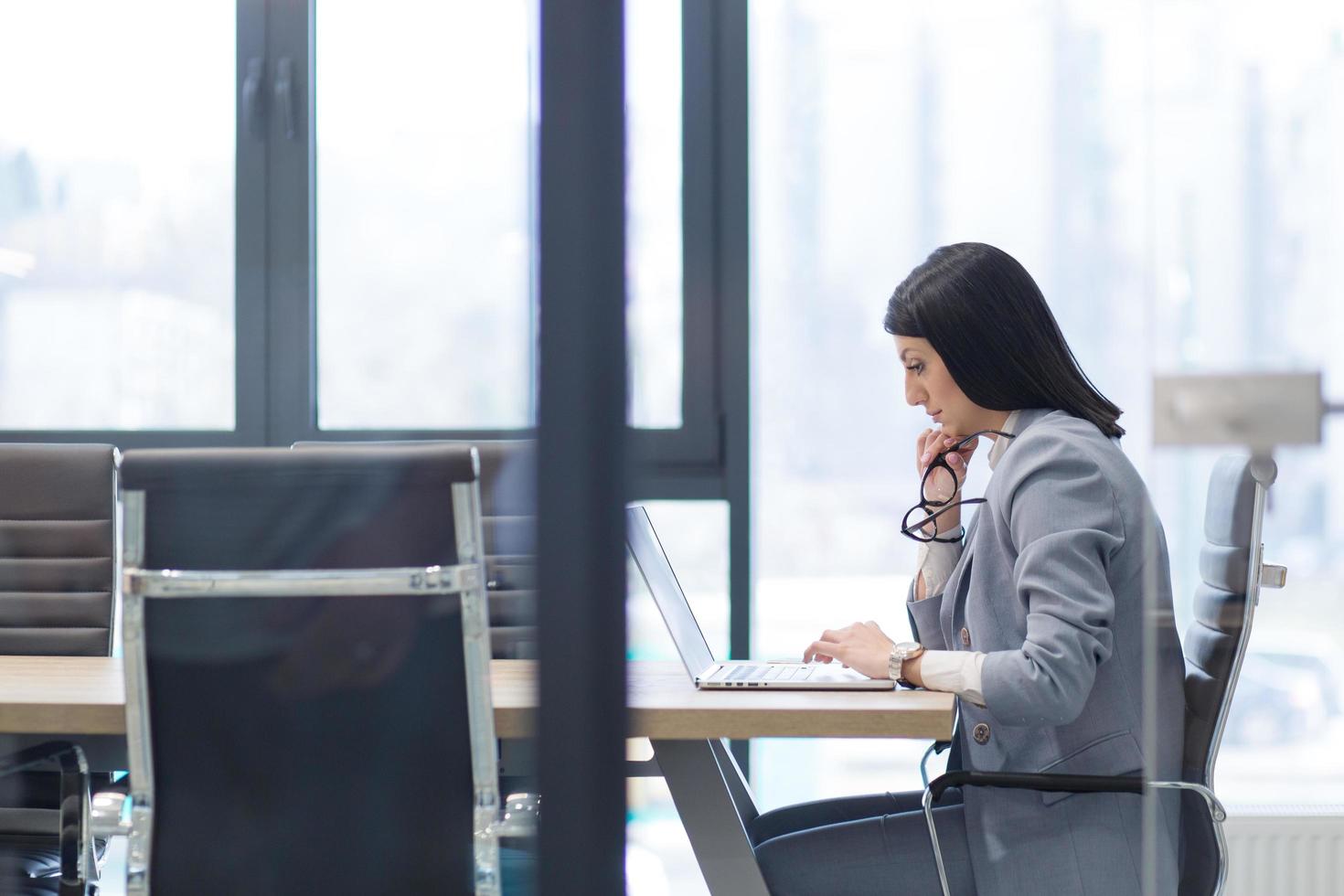 mujer de negocios que usa una computadora portátil en la oficina de inicio foto