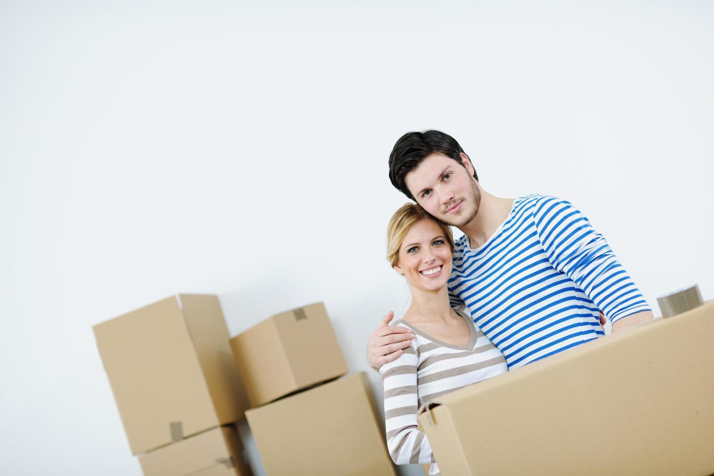 pareja joven mudándose a una casa nueva foto