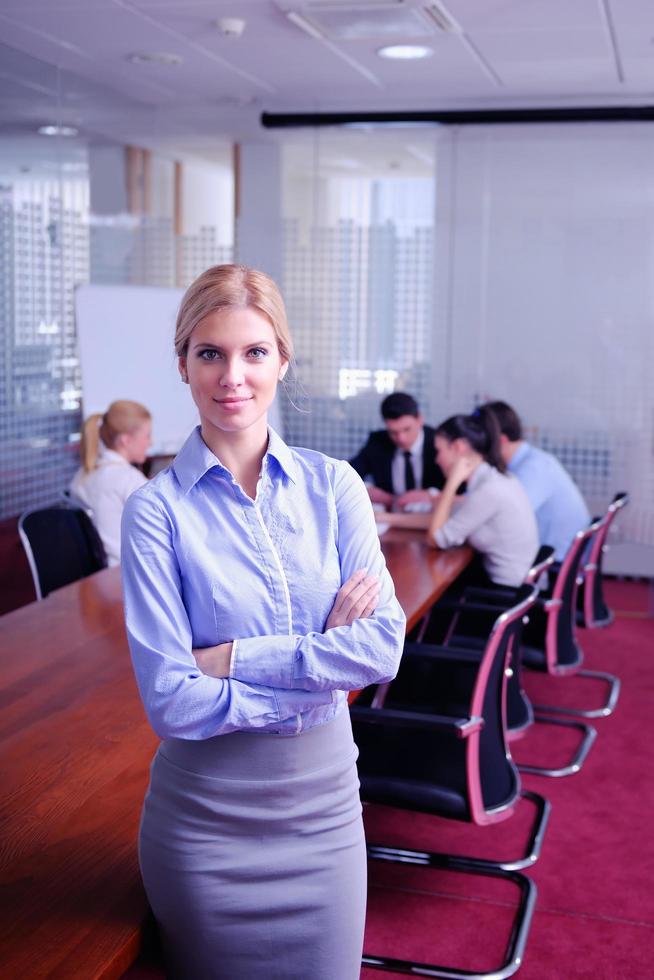mujer de negocios con su personal en segundo plano en la oficina foto