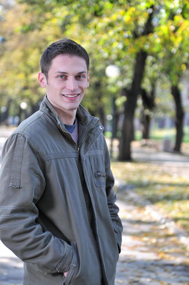 feliz joven casual hombre al aire libre retrato sonriendo foto