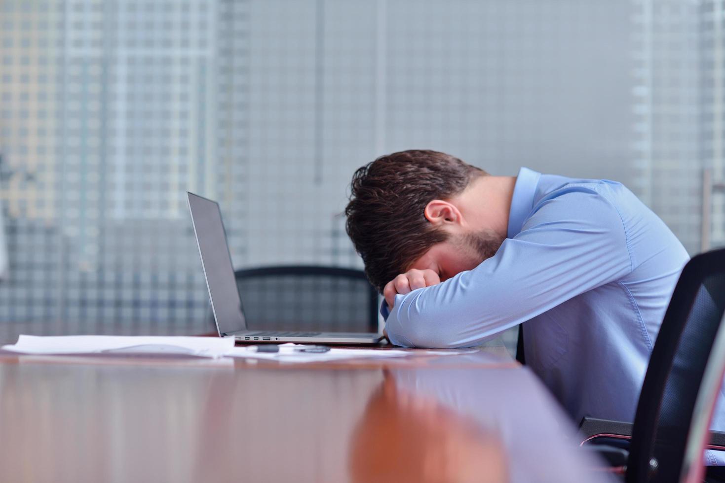 hombre de negocios con problemas y estrés en la oficina foto