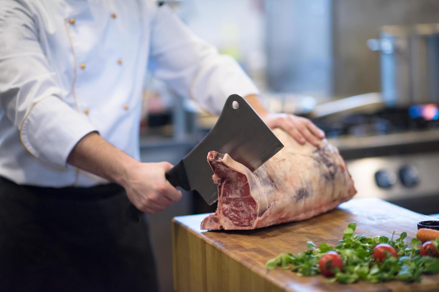 chef cortando un gran trozo de carne foto